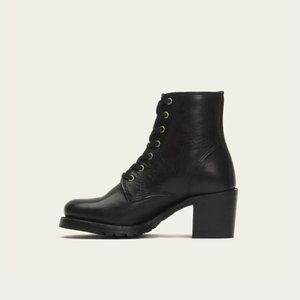 NWT Frye Sabrina 6G Lace Up - Size 10